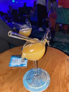 a drink in a glass sitting on a table at Aéroport CDG, Paris Disneyland, Eiffel Tower, JO 2024 in Montévrain