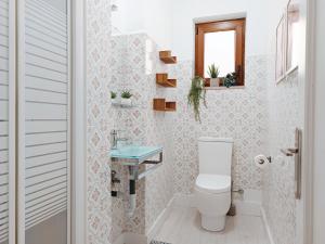 a bathroom with a toilet and a sink at Muy acogedor, a 5 min a pie del centro, Cama 1'60, Wifi y Netflix in San Vicente de la Barquera +16 photos
