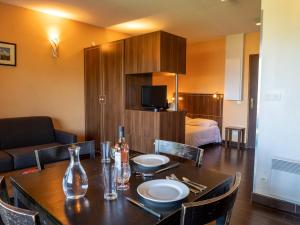 Pokój ze stołem i salonem w obiekcie Studio cosy avec piscine, WiFi et parking - FR-1-165B-41 w mieście Jausiers
