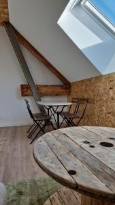 a room with a large wooden table and chairs at appartement dans une écurie in Amillis