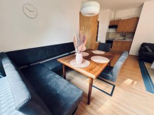 un salon avec un canapé et une table dans l'établissement Süden, à Fehmarn