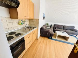 une cuisine avec un évier et un canapé dans une chambre dans l'établissement Süden, à Fehmarn 4 autres photos