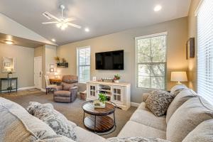 Una sala de estar con un sofá y un televisor. en Desert Rose Townhome 35 Mi to Zion and State Parks, en Washington