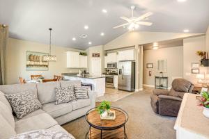 una sala de estar con un sofá y una mesa en Desert Rose Townhome 35 Mi to Zion and State Parks, en Washington