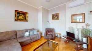 een woonkamer met een bank en een salontafel bij Casale Massina APPARTAMENTO GIADA in Salò