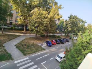 une vue aérienne sur un parking avec des voitures garées dans l'établissement AS apartmán sever, à Košice