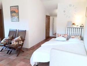 dwa łóżka w pokoju z zegarem na ścianie w obiekcie alaia apartamento w mieście Zarautz