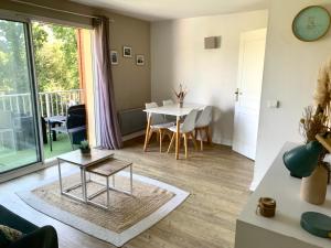 Un lugar para sentarse en Cosy Appartement SANNA 3 étoiles piscine, 2 ch
