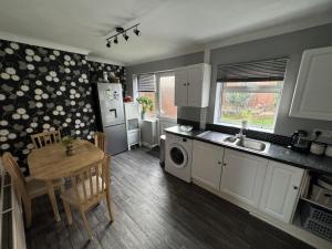 Dapur atau dapur kecil di 2 Bed Worksop Home +2 gambar
