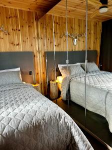 Postel nebo postele na pokoji v ubytování Black Deer - z Sauną na Tarasie, Jacuzzi i Widokiem na Góry - by Deer Hills Luxury Apartments