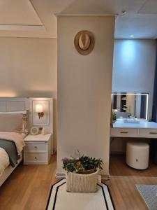 Postel nebo postele na pokoji v ubytování Lumini house