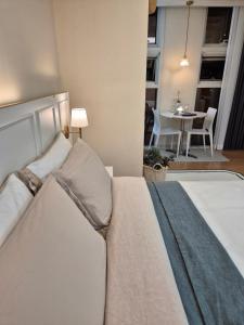 Postel nebo postele na pokoji v ubytování Lumini house