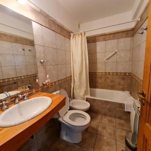 Un baño con inodoro, lavabo y bañera. en Golondrinas - Andarlibre, en San Martín de los Andes