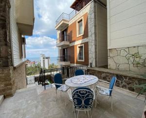 Balkón nebo terasa v ubytování Stylish Triplex Apartment in The Heart of Izmir