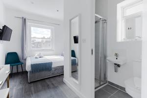 Postel nebo postele na pokoji v ubytování Wembar Hotel