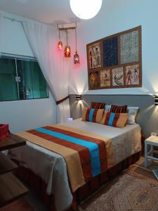 ein Schlafzimmer mit einem Bett und einem Fenster in der Unterkunft Casa LuPi in Carmo do Rio Claro