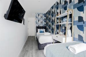 Postel nebo postele na pokoji v ubytování Wembar Hotel