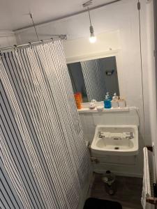 Ένα μπάνιο στο Brighton Seaside Retreat with 2 Bedrooms