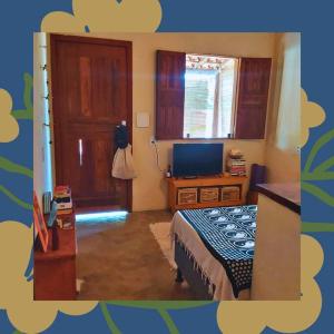 カライーバにあるCasa Marianaのベッドとテレビのある寝室