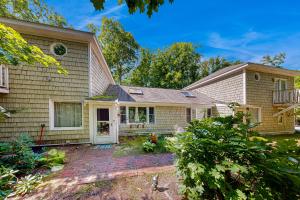 a home with a house at Whispering Brook Townhouse in Bartlett