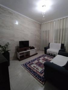 ein Wohnzimmer mit Sofa und Fernseher in der Unterkunft Casa LuPi in Carmo do Rio Claro
