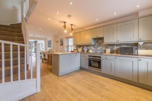 Kuchyň nebo kuchyňský kout v ubytování Blossom Cottage 4