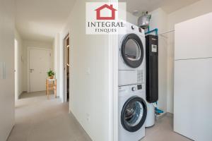 a laundry room with a washer and dryer in a house at Apartament Mar Blau in Palamós