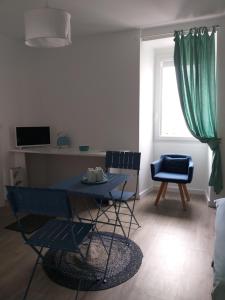 Televiisor ja/või meelelahutuskeskus majutusasutuses MANOIR ST YVES -Gîte