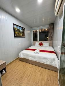 a bedroom with a large bed in a room at Phúc Đạt Container in Vung Tau