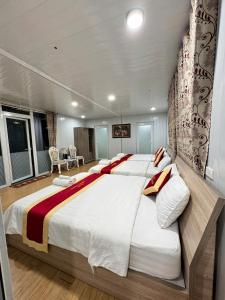 a large bedroom with a large bed with pillows at Phúc Đạt Container in Vung Tau