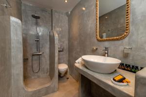 Koupelna v ubytování AquaLung Suites + 37 fotografií