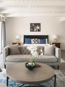a living room with a couch and a table at Hollywood Hills Hotel in Los Angeles