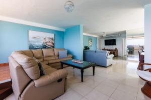 Χώρος καθιστικού στο Skyview Sanctuary 4BR with Exclusive Beach Access +30 φωτογραφίες