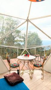 Balkón nebo terasa v ubytování Glamping Reserva del Roble