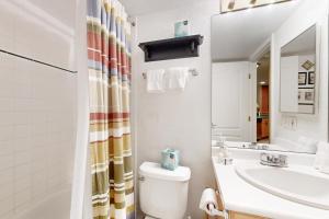 Bilik mandi di Riverside Treehouse +18 gambar