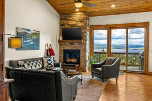 Una sala de estar con un sofá y una chimenea. en Infinity View, en Grand Lake
