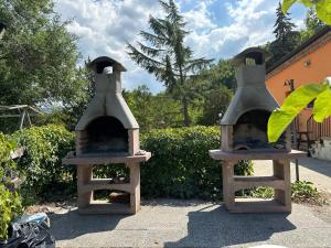 due mangiatoie per uccelli sono sedute in un giardino di BORGO DON ARMANDO - Appartamento A B C E a Francavilla in Sinni