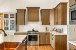 cocina con armarios de madera y fogones en Infinity View, en Grand Lake