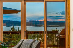 Una ventana con vista a un lago y montañas. en Infinity View, en Grand Lake