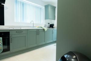 Kuchyň nebo kuchyňský kout v ubytování Casa Arkles - next to stadium - free parking