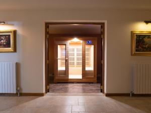 un couloir avec une porte menant à un bâtiment dans l'établissement Villa Alexandra: Sea Views Pool Jacuzzi Sauna, à Mellieħa