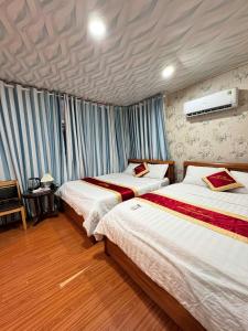 two beds sitting in a room with at Phúc Đạt Container in Vung Tau