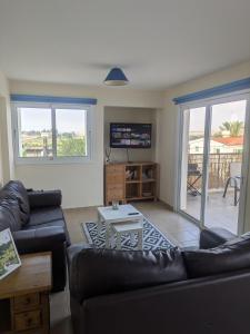 een woonkamer met een bank en een tafel bij Kiti 2 bedroom Penthouse in Kiti