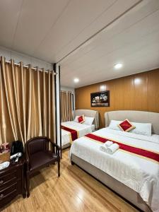 a hotel room with two beds and a desk at Phúc Đạt Container in Vung Tau