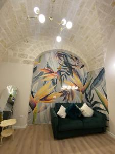 un salon avec un grand tableau au mur dans l'établissement Quiet and stylish - Bari city center, minutes to station, à Bari