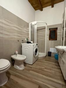 un bagno con doccia, WC e lavandino di BORGO DON ARMANDO - Appartamento A B C E a Francavilla in Sinni