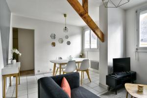 a living room with a couch and a table at Spacieux & Familial 3 chambres proche gare in Saumur