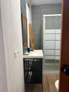 a bathroom with a sink and a shower at Studio Casa Azul in San Andrés