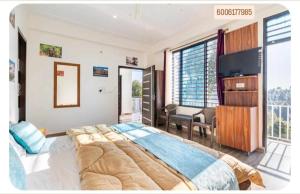 Habitación grande con cama grande y escritorio. en Sharry's homestay-6OO6I77985, en Dharamshala