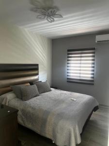 a bedroom with a bed and a window at Bungalow a 200 m de la Playa in Arenales del Sol